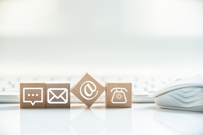 白い背景にキーボード