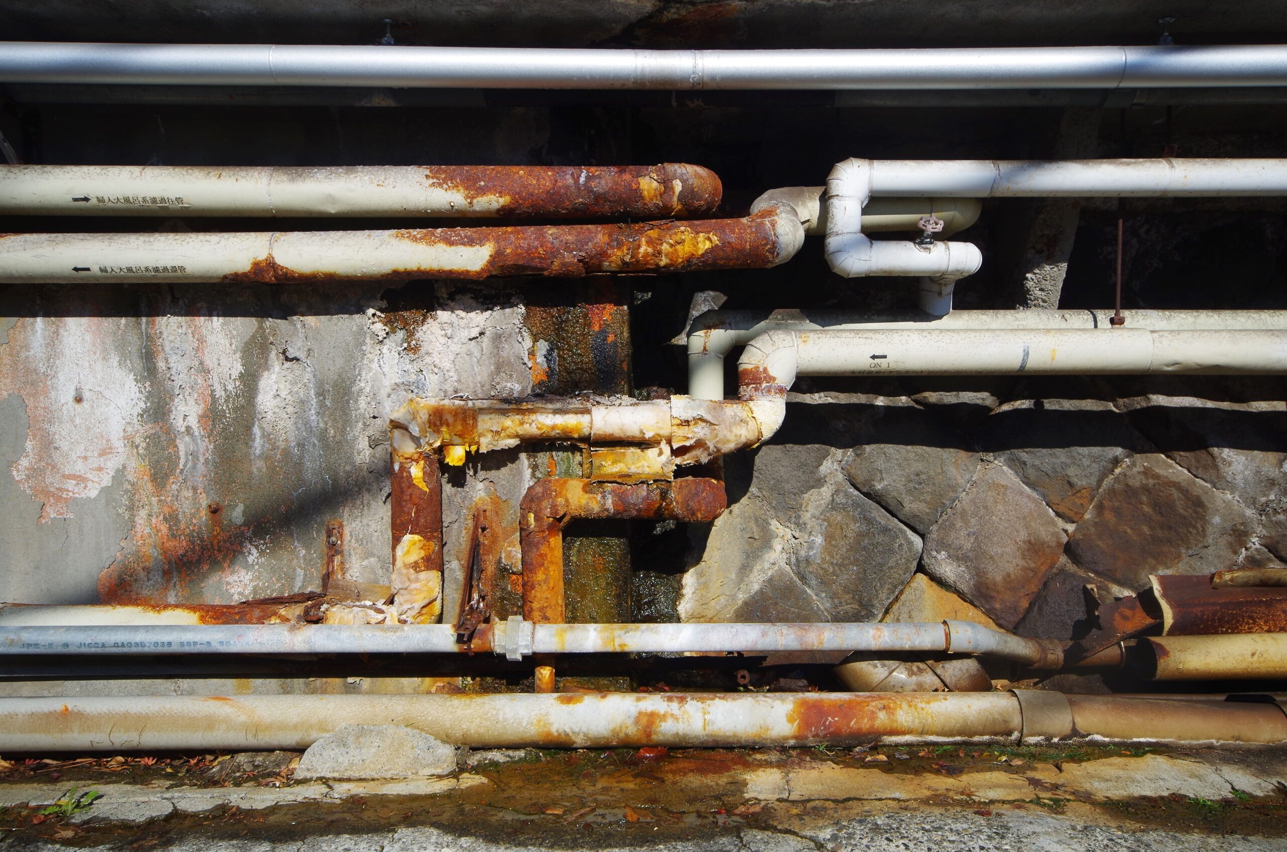 屋外の古い配管